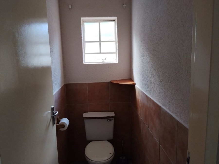 To Let 4 Bedroom Property for Rent in Geelhoutpark North West